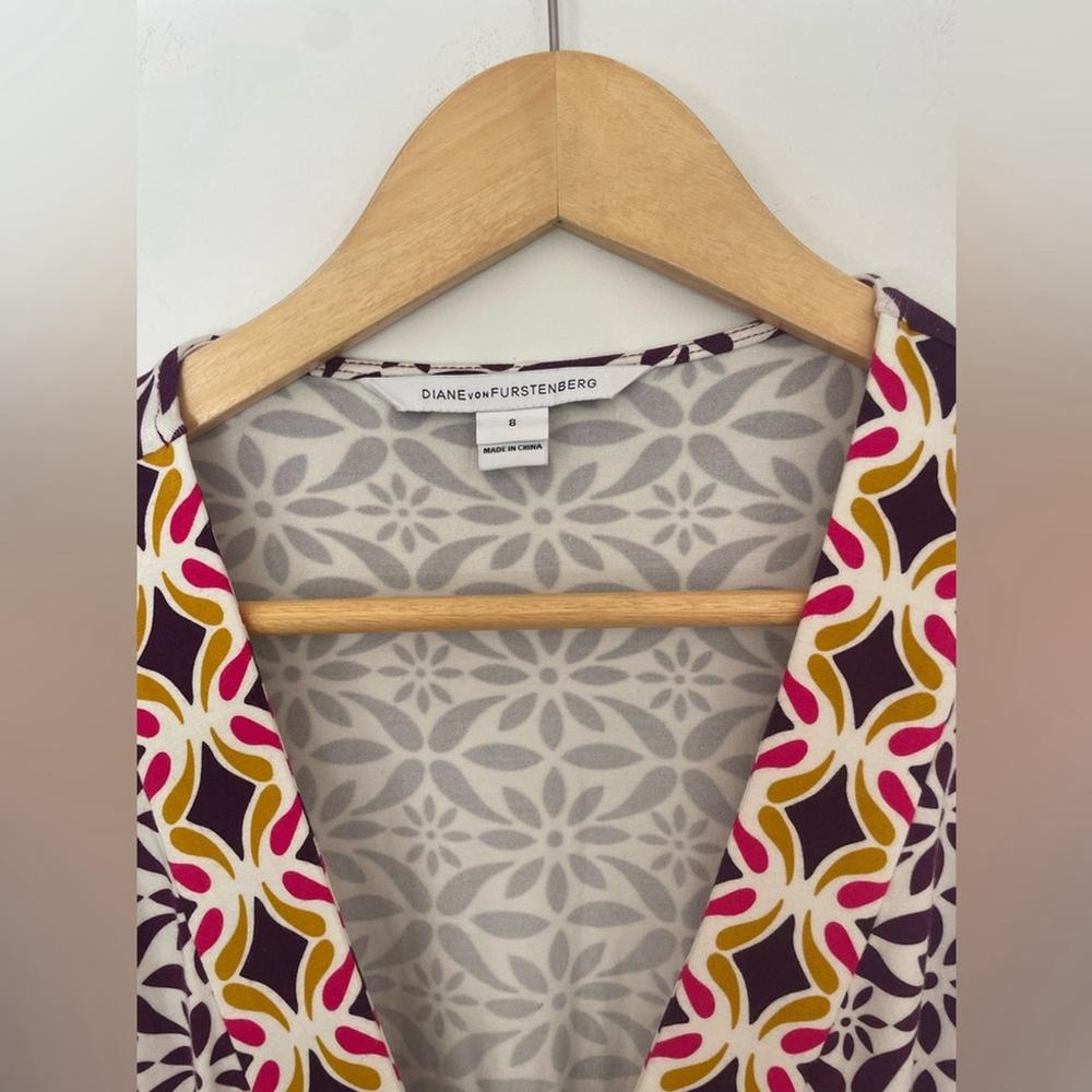 DIANE VON FURSTENBERG dvf Wrap Geometric
Print V-Neck Patterned Sleeveless Dress - Picture 5 of 6